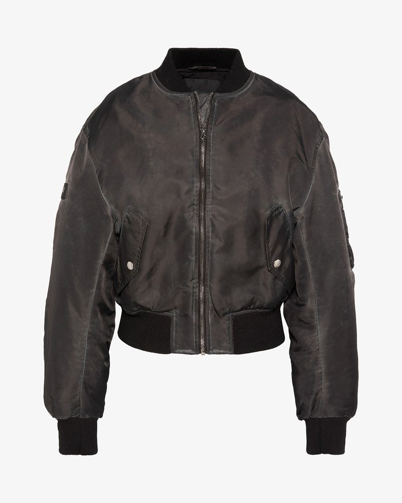 Giubbotto bomber nero con cerniera frontale, collo, polsini e orlo a costine, tasche a patta con bottoni a pressione e tasca con cerniera sulla manica.