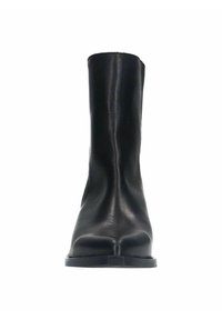 Bottine en cuir noir avec un design élégant, une texture lisse et un bout carré, dotée d'une semelle en caoutchouc plate et basse.