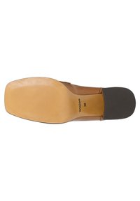 Scarpa in pelle marrone con una superficie liscia, suola piatta, punta arrotondata e un cuscinetto in gomma nero sul tallone. Chiaramente contrassegnata con la taglia 38 e il marchio.