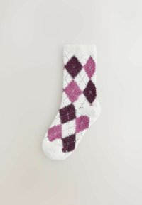 Uldne hvide sokker med et argyle-mønster i nuancer af lilla og mørk maroon, med en blød tekstur og rund tå.