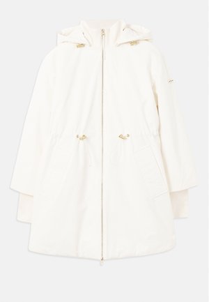 Bijela jakna s kapuljačom, zatvaranjem na zip, strukom s vezicom i dva prednja džepa. Sadrži zlatne detalje i glatku teksturu.