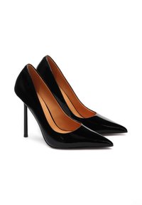 Juodos lakuotos odinės aukštakulnės bateliai su smailiu pirštu, elegantišku dizainu ir plonu stiletto kulnu. Viduje yra šviesiai ruda pamušalas.
