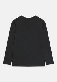 Svart langermet topp, laget av mykt materiale. Har rund hals og et enkelt design uten mønstre eller detaljer.