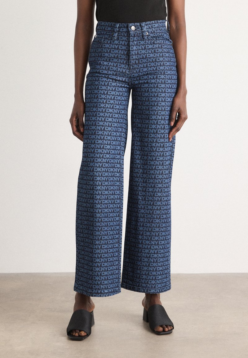 Weite Jeans in Blau mit einem umfassenden DKNY-Logo-Print. Denim-Material mit glatter Textur und hohem Bund.