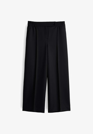 Schwarze weit geschnittene Hosen mit elastischem Bund und vorderem Knopfverschluss, auf weißem Hintergrund präsentiert.