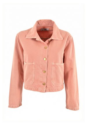 Chaqueta corta rosa con botones a presión, cuello ancho, mangas largas y dos bolsillos delanteros de parche, mostrada sobre un fondo blanco.