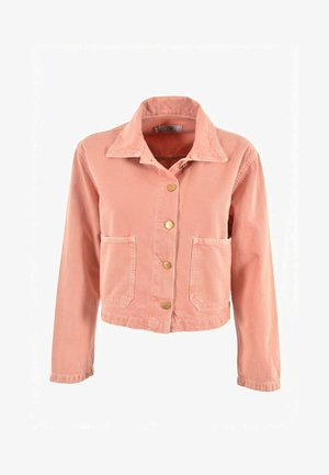 Chaqueta corta rosa con botones a presión, cuello ancho, mangas largas y dos bolsillos delanteros de parche, mostrada sobre un fondo blanco.