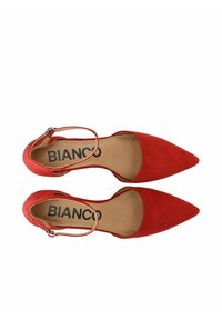 Röda mocka högklackade pumps med spetsig tå och ankelrem. Har en vadderad sula med "BIANCO"-logotyp.