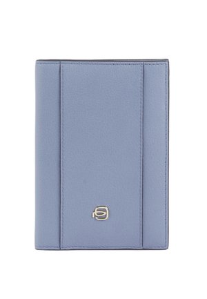 Hellblaues Lederportemonnaie mit vertikalen Nähten und einem kleinen silbernen Markenlogo, das in der Nähe der Mitte unten zentriert ist.