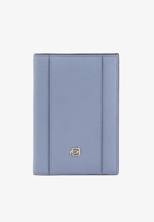 Cartera de cuero azul claro con costuras verticales y un pequeño logo de marca plateado centrado cerca de la parte inferior.