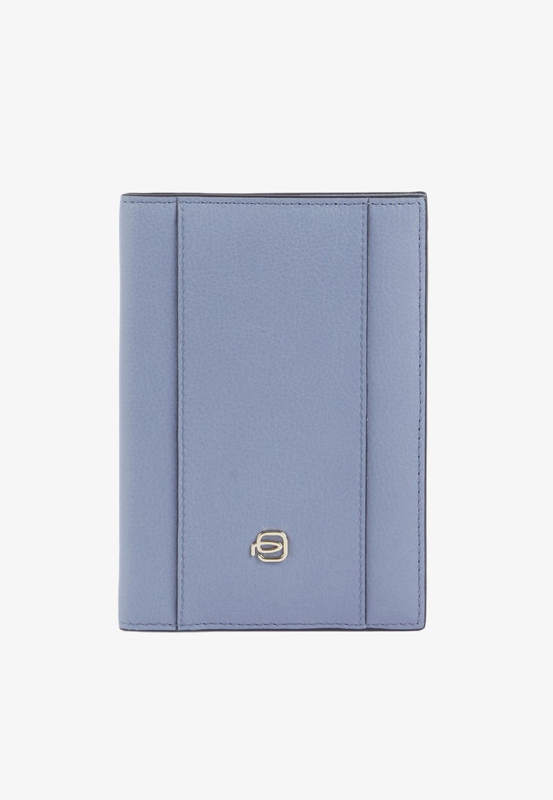 Portefeuille en cuir bleu clair avec couture verticale et petit logo de marque argenté centré près du bas.