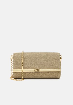 Rektangulær clutch-taske med gylden tekstur, med en gylden kæderem og en gylden horisontal stang med MK-logoet i midten.