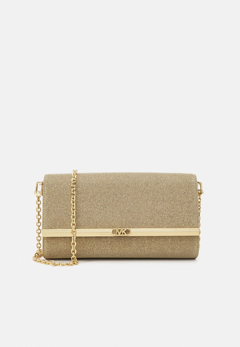 Pochette rectangulaire à texture dorée avec une bandoulière chaîne dorée et une barre horizontale dorée comportant le logo MK au centre.