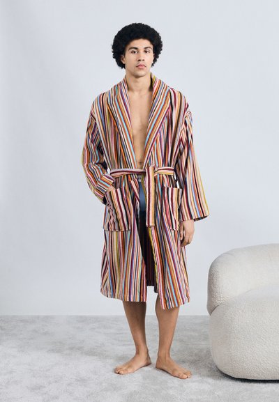 Ριγέ μπουρνούζι σε πολλαπλά χρώματα, με ζώνη, δύο εμπρόσθιες τσέπες και χαλαρή εφαρμογή. Κατασκευασμένο από ύφασμα με απαλή υφή.