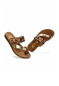 Chanclas de estampado de leopardo con una correa metálica dorada, acentos marrones y una hebilla circular. Material suave similar al ante para mayor comodidad.