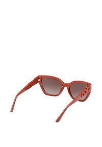Czerwone plastikowe okulary przeciwsłoneczne w kształcie kociego oka z gradientowymi szkłami, ozdobione wyraźnym detalem na zausznikach i gładkim wykończeniem.