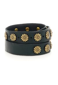 Bracciale in pelle nera con borchie floreali in tonalità oro e chiusure a scatto. Il design include due strati sovrapposti con accenti decorativi.