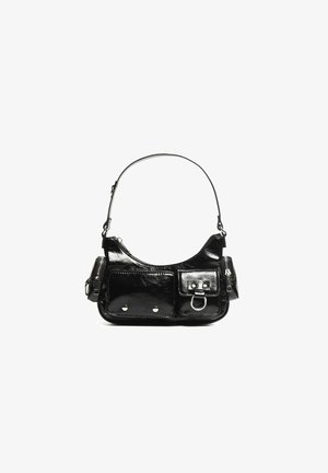 Črna lakasta usnjena torbica s ukrivljeno obliko, enim ramenskim trakom, sprednjimi žepi in srebrnimi kovinskimi dodatki.