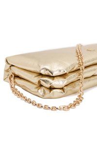 Borsa a busta dorata in metallo realizzata in materiale morbido e stropicciato, con un design piegato e una tracolla in oro con accenti a catena.