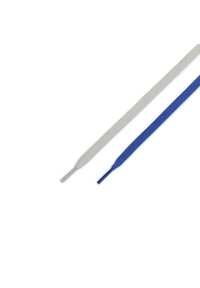 Vävda skosnören i kontrasterande färger: en grå och en blå. Varje snöre har en platt, texturerad yta och avsmalnande ändar för enkel snörning.