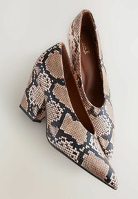 Schlangenledermuster High Heels in Beige- und Schwarztönen, mit einer spitzen Zehenpartie und einem stabilen Blockabsatz. Glatte Textur und glänzende Oberfläche.