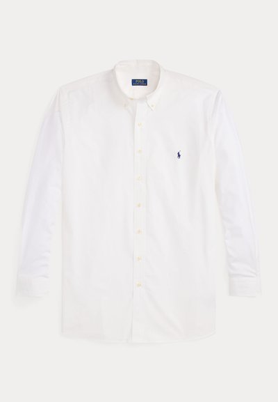 Biała koszula z długim rękawem na guziki z zapinanym kołnierzykiem i małym, ciemnoniebieskim logo Polo Ralph Lauren po lewej stronie klatki piersiowej.