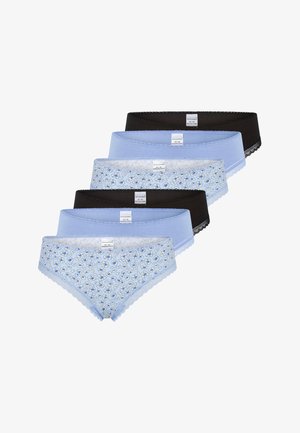 Frau trägt hellblaue Hipster-Unterwäsche mit floralem Muster und Spitzenbesatz an Oberschenkeln und Bund.