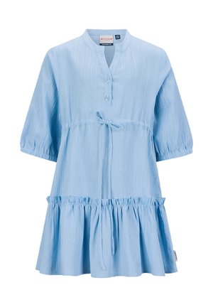 Jasnoniebieska sukienka o fakturowanej powierzchni, z krótkim rękawem, stójką, dwoma guzikami z przodu, paskiem w talii oraz marszczonym falbanowym dołem.
