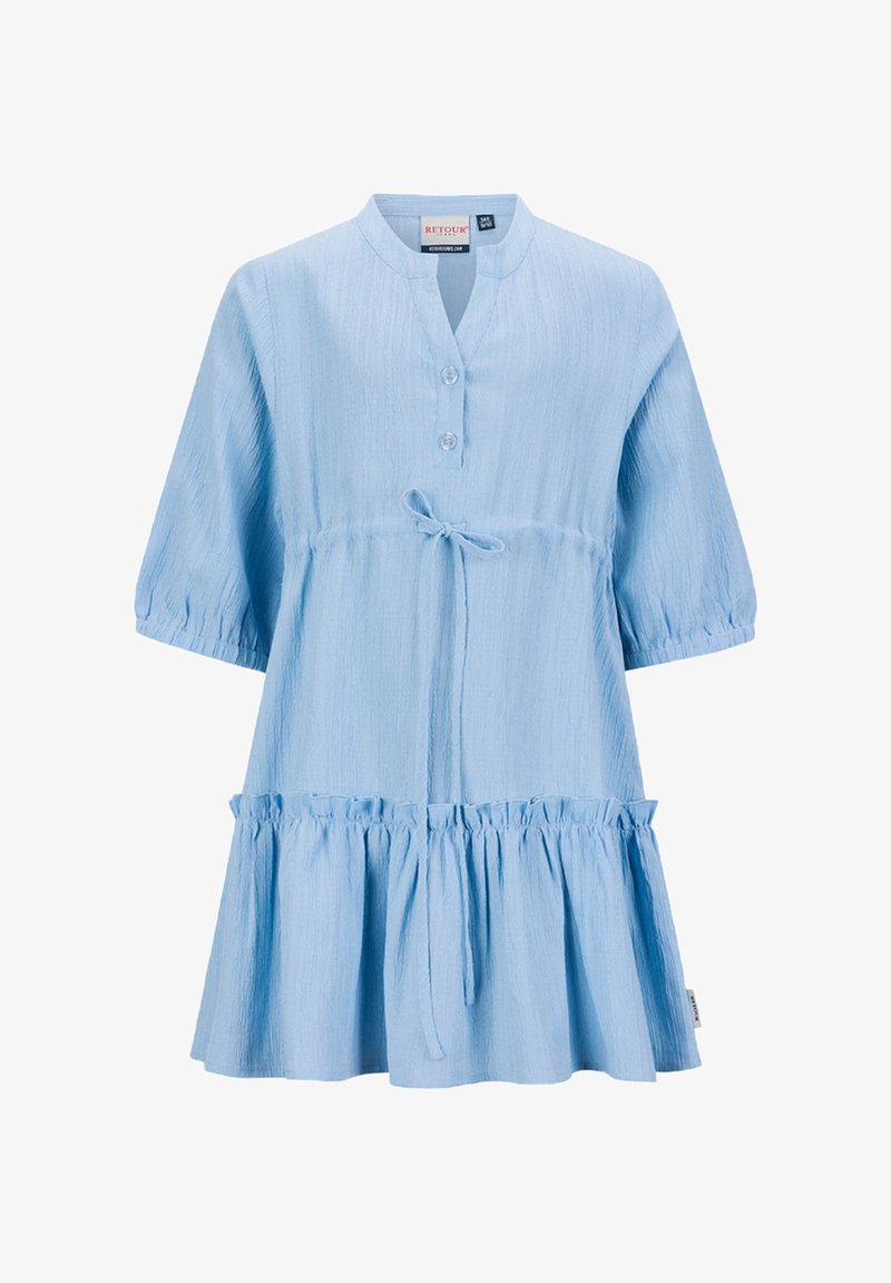Lichtblauwe textuurrijke jurk met korte mouwen, opstaande kraag, twee knopen aan de voorkant, tailleceintuur en gerimpelde volantzoom.