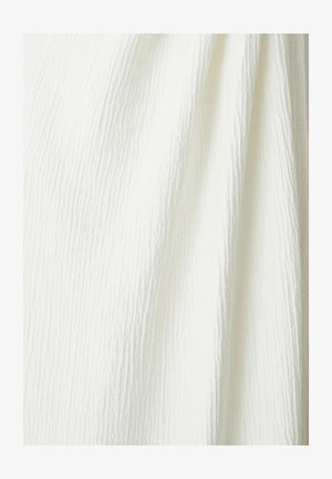 Witte textuurstof hangen met een subtiel ribbelpatroon, die een lichte, gladde oppervlakte en zacht, lichtgewicht materiaal laat zien.