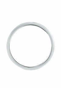 Silverfärgad cirkulär ring i polerat metal, med en slät yta och en enhetlig form utan dekorativa inslag.