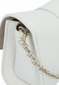 Borsa a tracolla bianca in pelle con una texture liscia, caratterizzata da una tracolla in catena metallica e una silhouette strutturata con dettagli a pattina piegati.