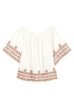 Blouse blanche à épaules dénudées avec manches amples et broderie géométrique marron le long des manches et de l'ourlet.