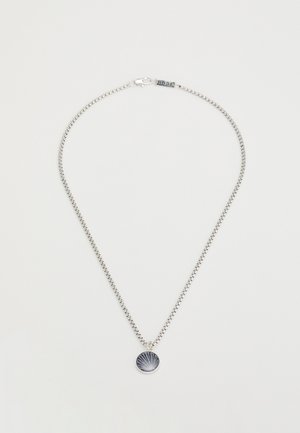 Ezüst lánc nyaklánc, amely egy kerek medállal rendelkezik, melynek felülete textúrázott napkitörés mintázatú. A lánc finom és elegáns dizájnnal bír.