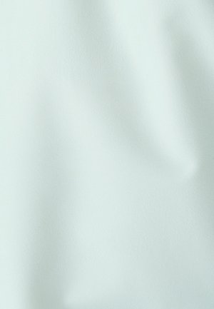 Tessuto liscio di colore azzurro chiaro con pieghe morbide e ombre delicate.