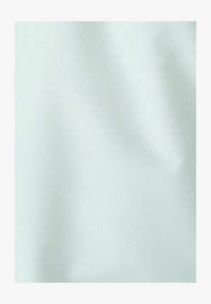 Tissu bleu clair lisse avec de doux plis et des ombres subtiles.