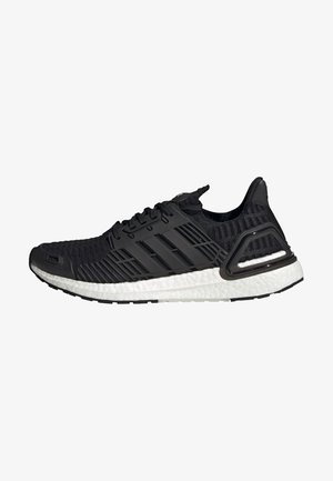Chaussure de course noire et blanche avec dessus en maille, trois bandes latérales, semelle blanche amortissante et maintien renforcé du talon.