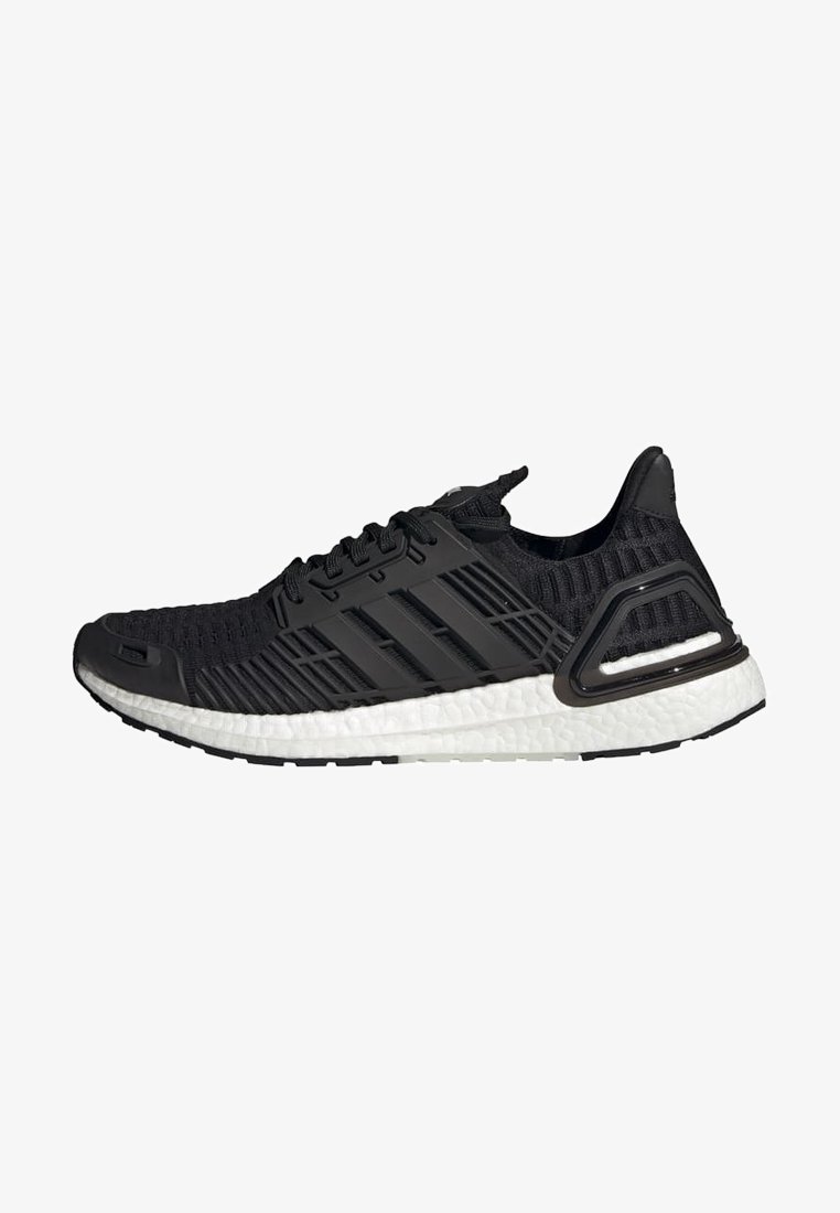 Chaussure de course noire et blanche avec dessus en maille, trois bandes latérales, semelle blanche amortissante et maintien renforcé du talon.