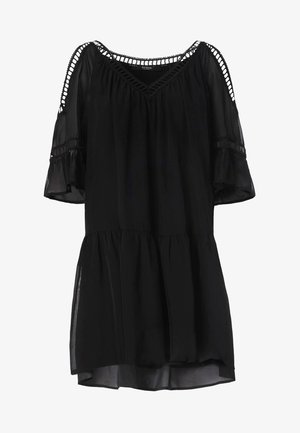 Czarna sukienka do kolan z odkrytymi ramionami, z koronkowym wykończeniem dekoltu i rękawów oraz falbaniastym dołem i mankietami.