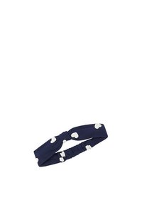 Kopfbinde aus marineblauem Stoff mit weißen Herzmustern, ausgestattet mit einem geknoteten Design und einem elastischen Rücken für eine verstellbare Passform. Glatte Textur über die gesamte Fläche.