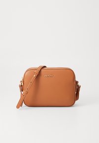 Kunstskinn crossbody bag i tan med gull "REPLAY"-logo, justerbar stropp og glidelås; rektangulær form og glatt tekstur.