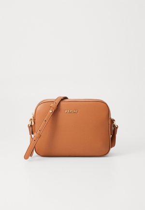 Braune synthetische Leder-Crossbody-Tasche mit goldenem "REPLAY"-Logo, verstellbarem Riemen und Reißverschluss; rechteckige Form und glatte Textur.