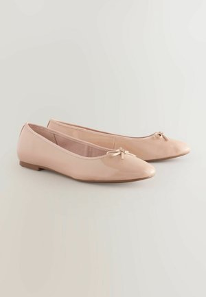 Balerini roz deschis din piele lucioasă, cu vârful rotunjit și un detaliu mic sub formă de fundă în față. Toc plat, textură netedă.