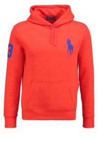 Roter Kapuzenpullover aus Baumwolle mit einer Kängurutasche, einer Bindekapuze und einem blauen Polo-Logo auf der Brust sowie der Nummer 3 auf dem Ärmel.