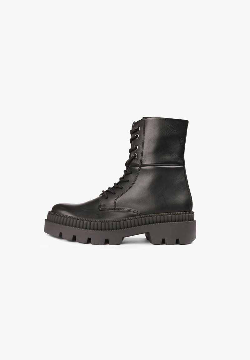 Botine negre din piele cu o talpă robustă, texturată, închise cu șireturi în față și cu un brat înalt. Au cusături rezistente și un finisaj neted.