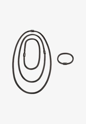 Sada čtyř černých pletených kabelů různých délek, se hladkými válcovými konektory, navržená pro univerzálnost ve stylu a použití.