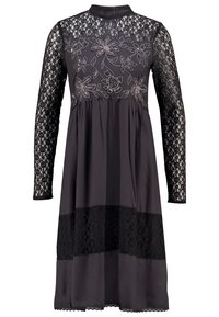 Vestido negro de mangas largas con un bodice de encaje y detalles florales bordados. Falda plisada con acentos de encaje en el dobladillo. Tejido suave y fluido.