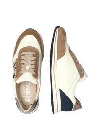 Baskets blanches en cuir avec des accents en daim marron, talon bleu et détail rayé. Design à lacets, semelle en caoutchouc et quincaillerie dorée sur le côté.