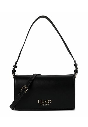 Zwarte leren crossbodytas met een verstelbare band, gouden metalen accenten en een voorste logo. Heeft een gladde textuur en een rechthoekige vorm.