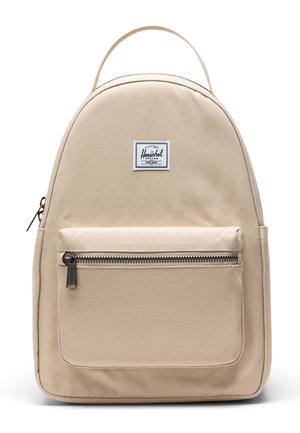 Bež Herschel ruksak s gornjom ručkom, prednjim džepom na patentni zatvarač i pravokutnom oznakom marke smještenom iznad džepa.